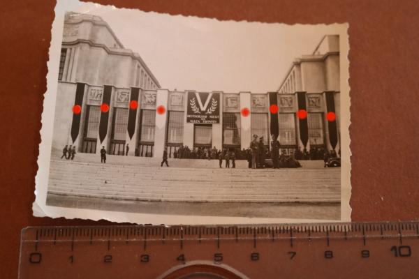 altes Foto - Gebäude - Ort ??  Ausstellung V-Zeichen - Deutschland siegt an allen Fronten